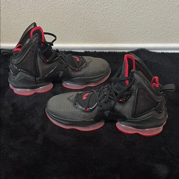 Nike Men's Black and Red Basketball Shoes - Picture 7 of 8